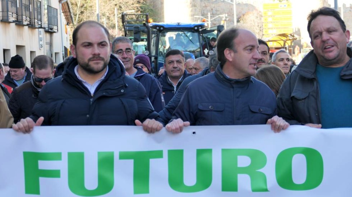 Carlos Garc&iacute;a, al fondo, en la tractorada conocada por las organizaciones agrarias.