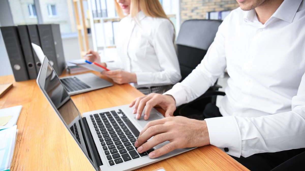 Imagen de archivo de dos emprendedores.