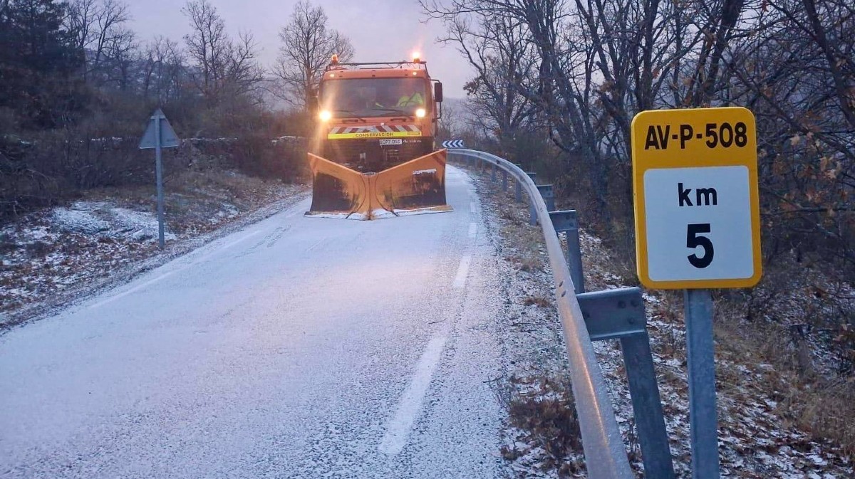 Nieve en la carretera AV-P-508 en el puerto de Ch&iacute;a.