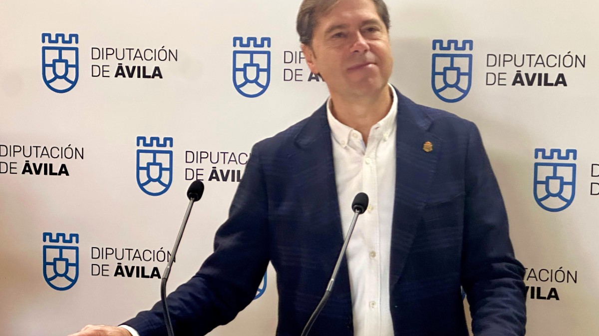 El diputado provincial de Turismo presenta la oferta de &Aacute;vila en Fitur.