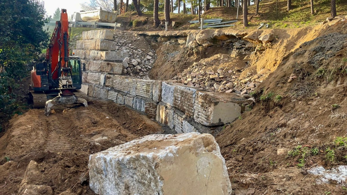 Construcci&oacute;n de un muro tras el deslizamiento en la carretera AV-P-708.