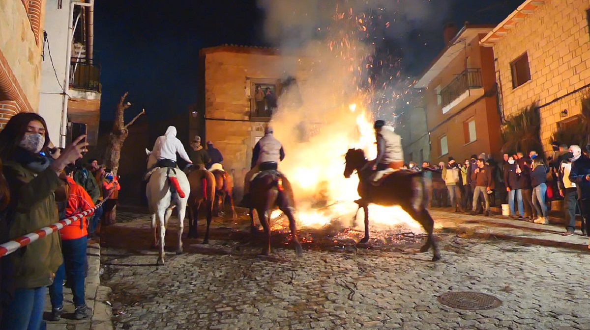 Luminarias en San Bartolom&eacute; de Pinares.