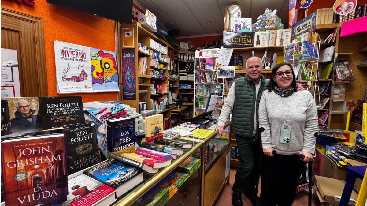 Javier Calvo Garc&iacute;a y su esposa, Mar&iacute;a del Carmen Mart&iacute;n, en su librer&iacute;a de la calle Valladolid.