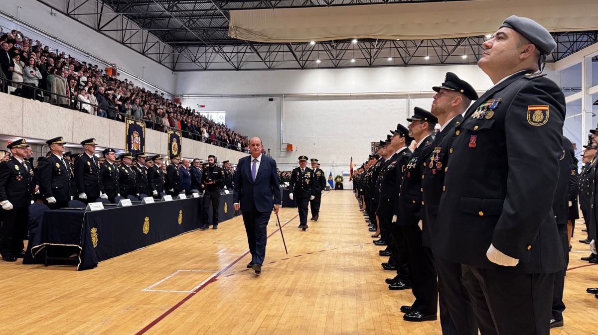 El director general de la Polic&iacute;a, Francisco Pardo Piqueras, pasando revista durante la jura