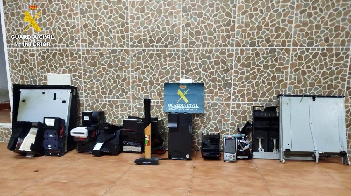 Objetos recuperados del robo en un bar de La Adrada.