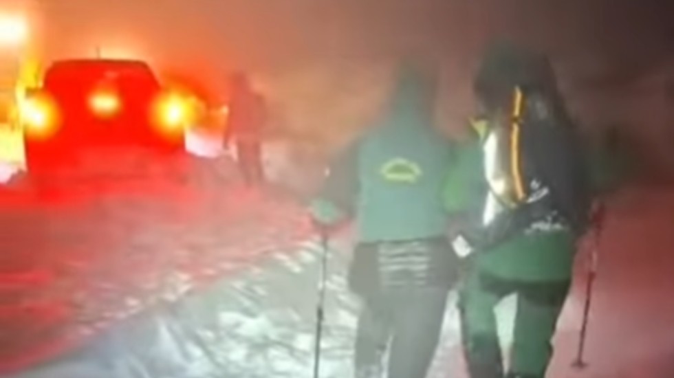 Rescate de la nieve de una familia en Las Navas del Marqu&eacute;s.