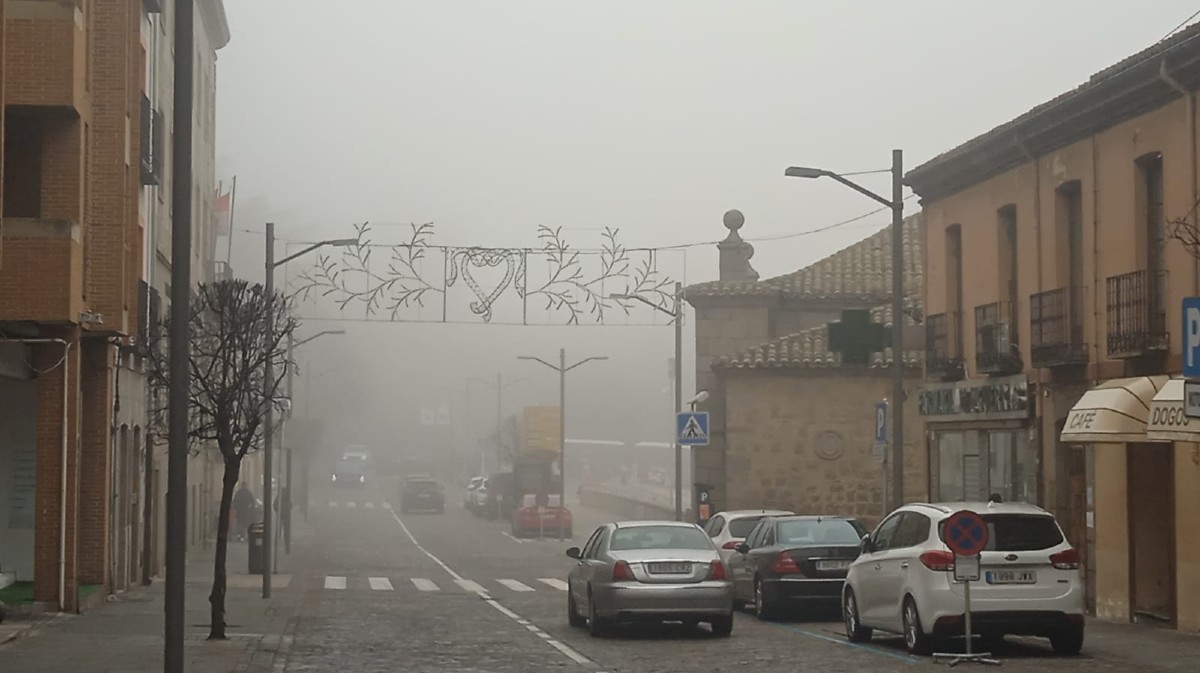 Niebla en &Aacute;vila al mediod&iacute;a del domingo.