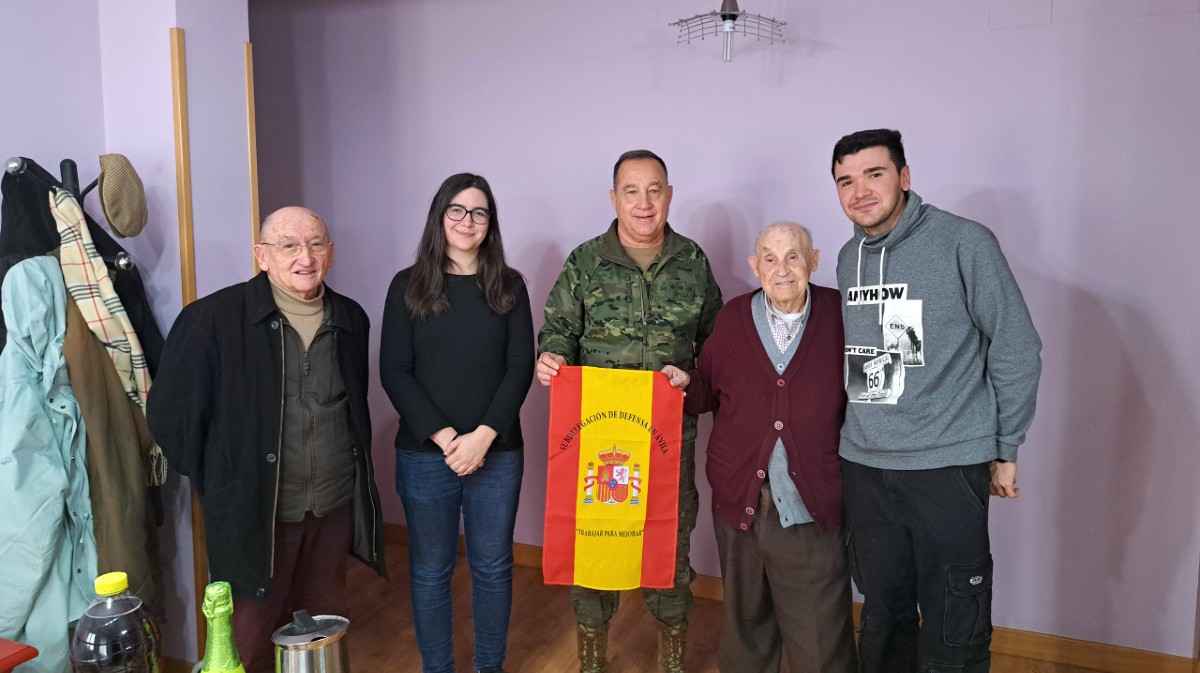Reconocimiento al comandante Mart&iacute;nez Valero por la Subdelegaci&oacute;n de Defensa de &Aacute;vila.