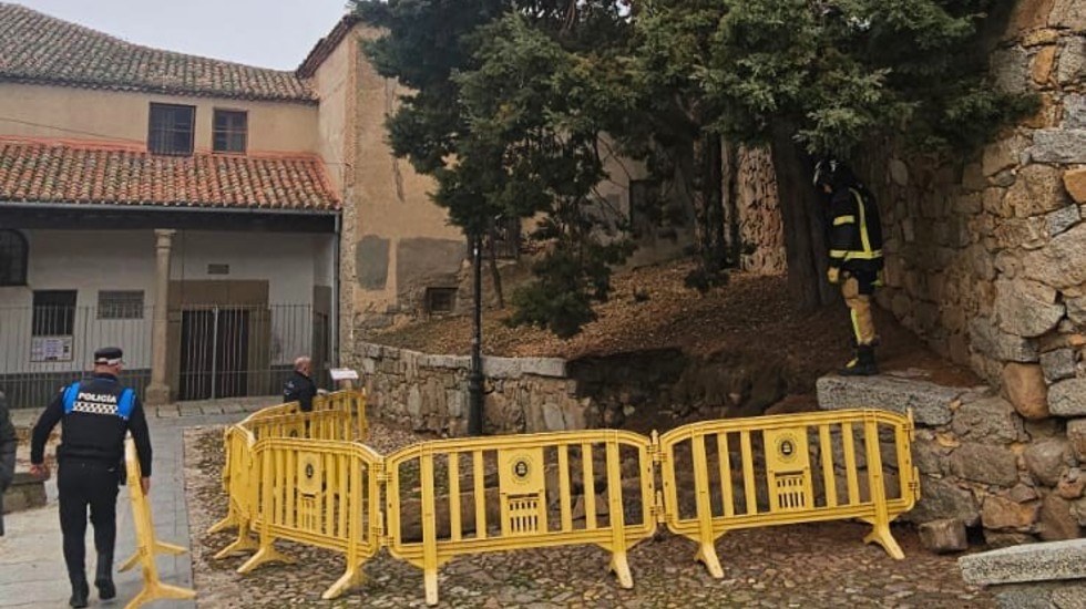 Derrumbe de un muro en la Cuesta de Gracia.