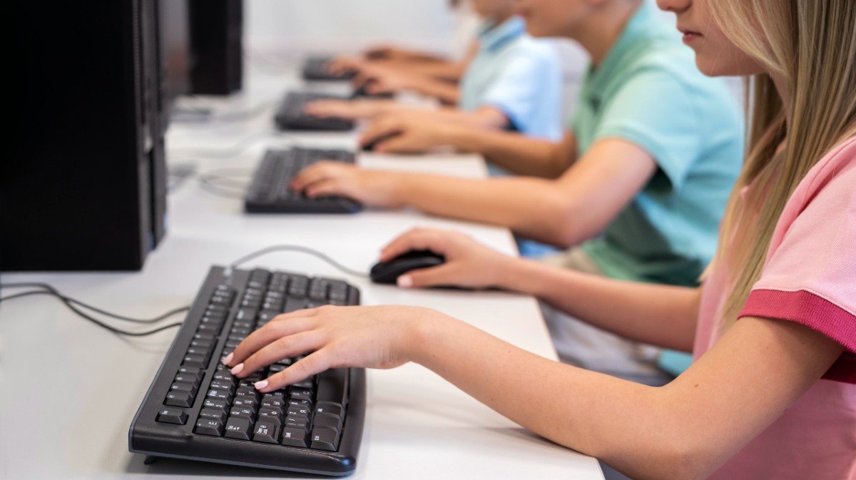 Alumnos en un aula de formaci&oacute;n digital.