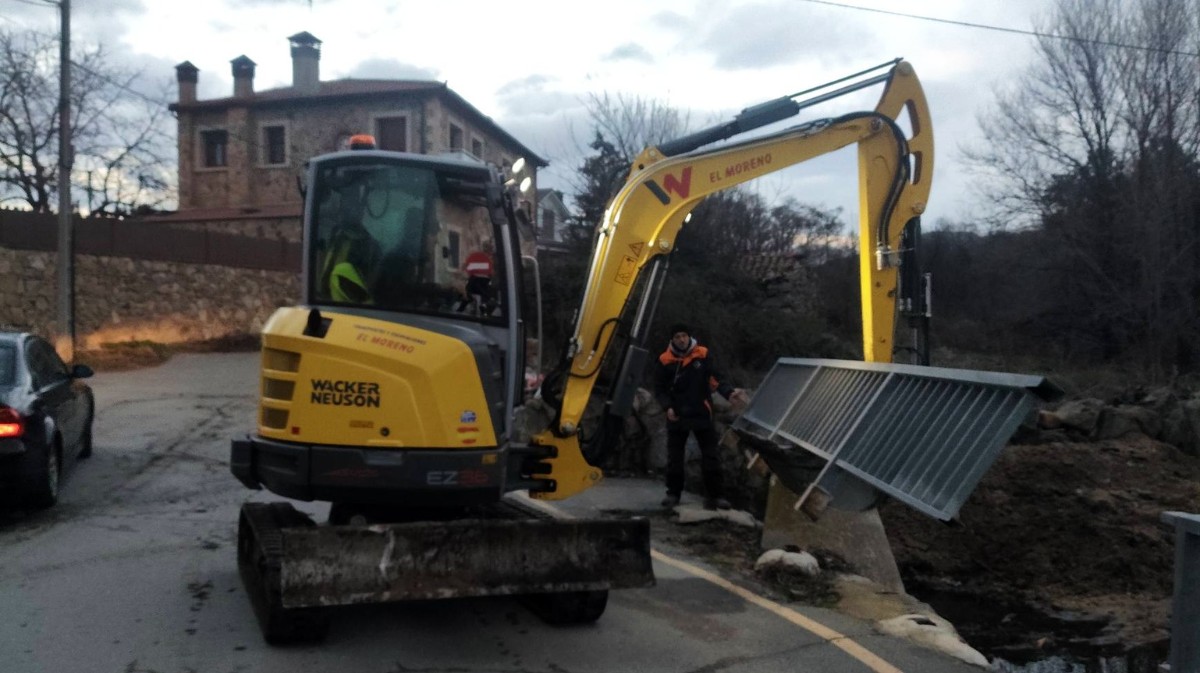 Protecci&oacute;n Civil de Navaluenga revisa cauces y zonas inundables en prevenci&oacute;n de inundaciones.