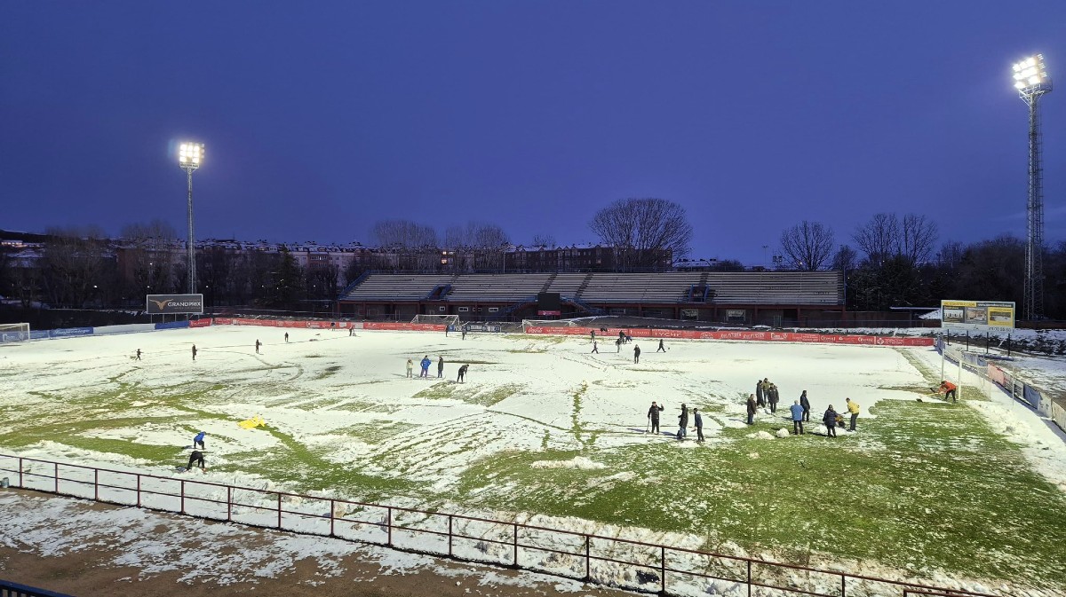 Limpieza del Adolfo Su&aacute;rez a las 19 horas del s&aacute;bado. Foto: @RealAvilaCF.