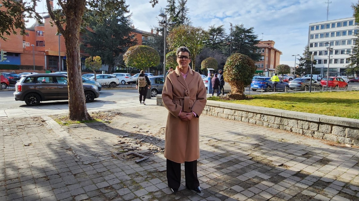 Eva Arias en una acera de la plaza de Santa Ana.