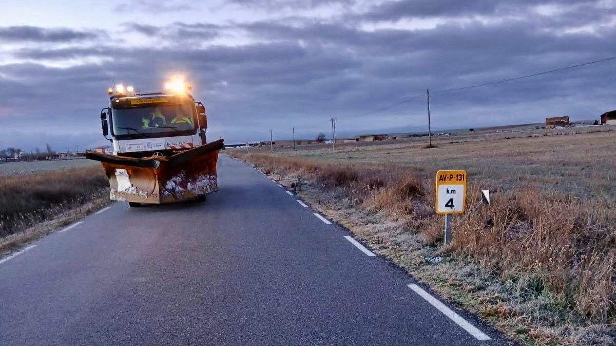 Quitanieves en la carretera AV-P-131, entre Bercial de Zapardiel, Cabezas del Pozo y Bernuy de Zapardiel.