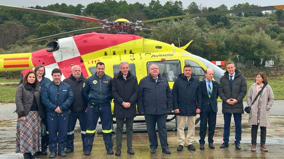 El consejero de Sanidad visita la base del helic&oacute;ptero en Piedralaves.