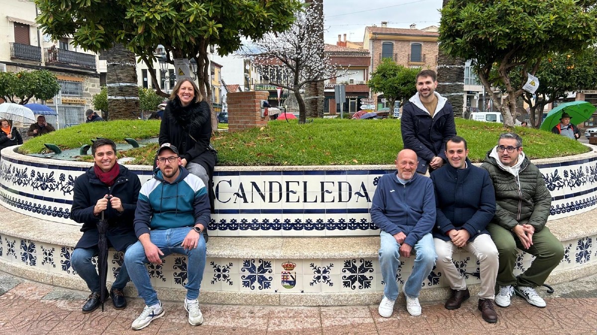 El alcalde de Candeleda, Carlos Montesino, en la glorieta del Castillo con los nuevos azulejos.