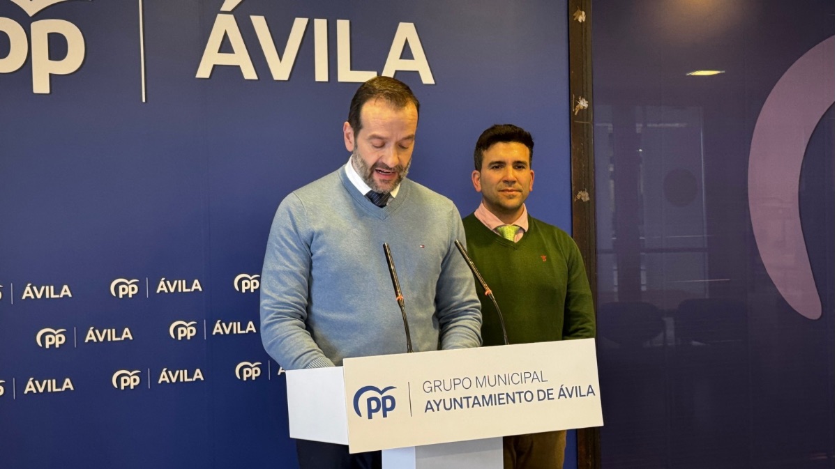 Jorge Pato, portavoz del PP, acompa&ntilde;ado del concejal Alfonso Garrido