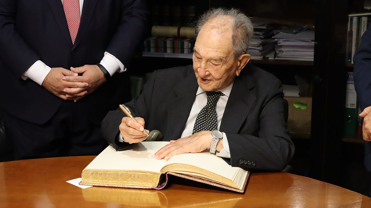 Nicol&aacute;s S&aacute;nchez-Albornoz firma en el libro de honor del Ayuntamiento de &Aacute;vila en 2024.