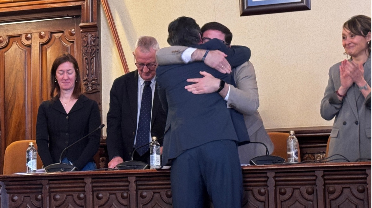 Abrazo entre Arturo Barral y Jes&uacute;s Manuel S&aacute;nchez Cabrera, tras el discurso de despedida
