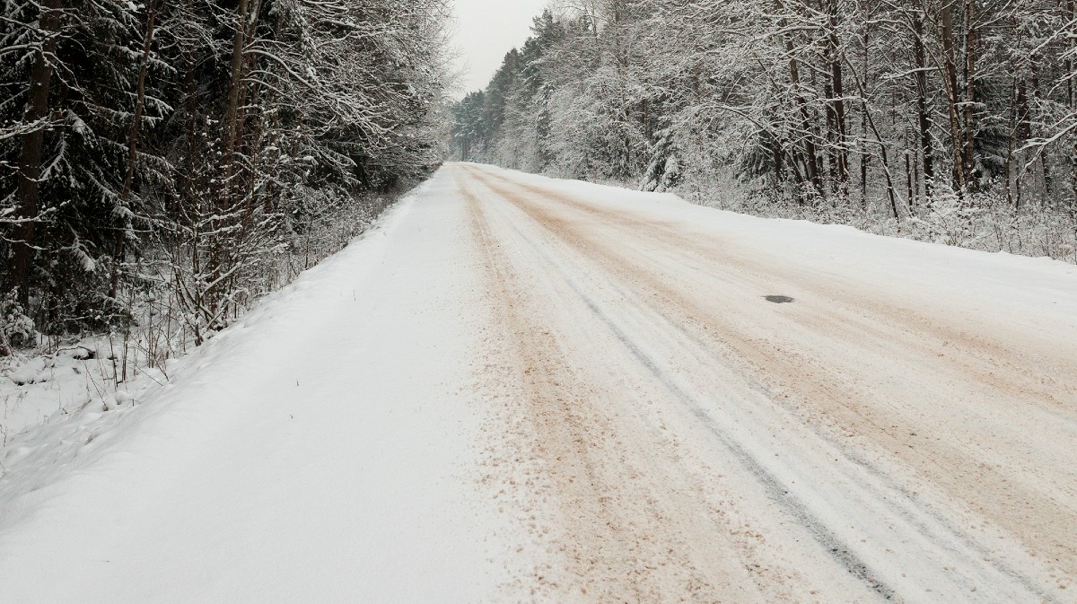 Imagen de archivo de una carretera con nieve.