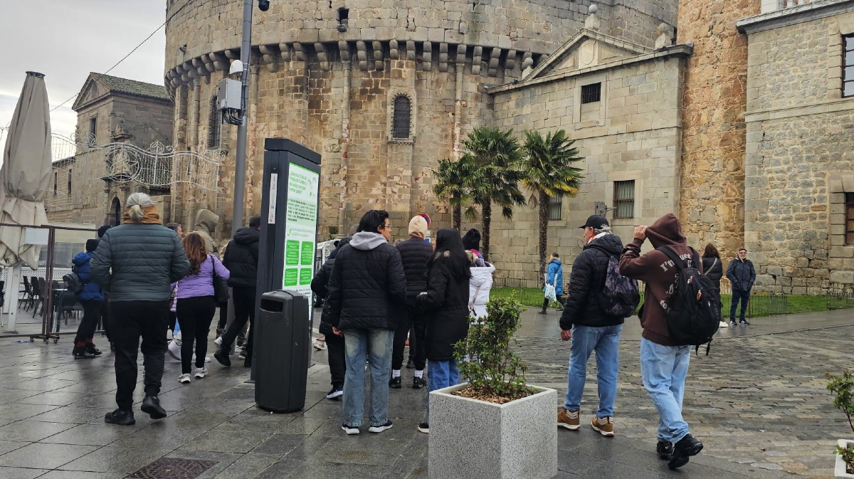 Turistas en &Aacute;vila, el viernes.