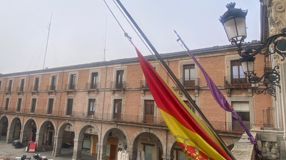 Banderas a media asta en el Ayuntamiento de &Aacute;vila por el accidente de Adamuz.