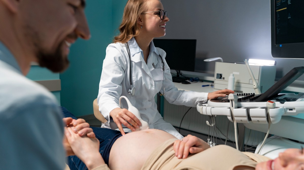 Imagen de archivo de una ginec&oacute;loga en una revisi&oacute;n.