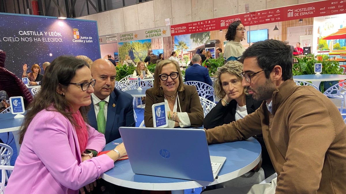 Concejales y t&eacute;cnicos municipales en Fitur.