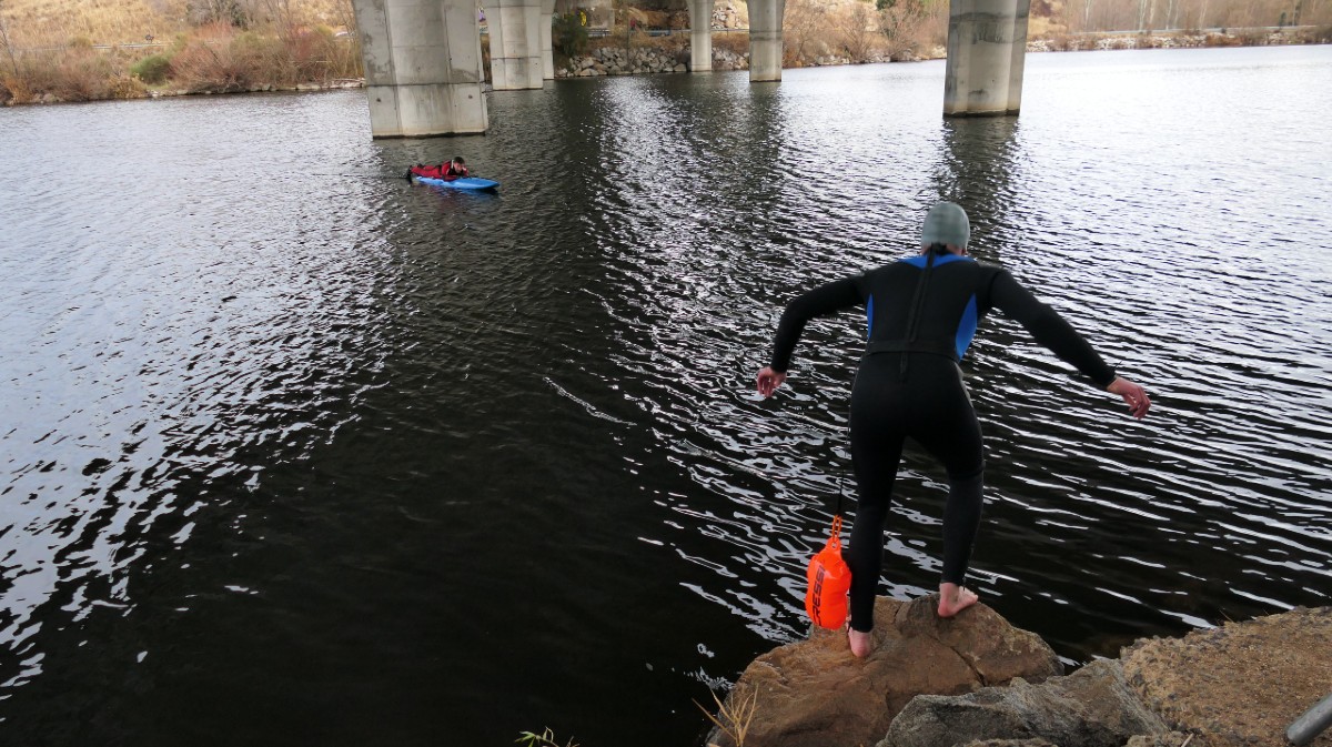 Los nadadores desaf&iacute;an las fr&iacute;as aguas del embalse de Fuentes Claras en la Traves&iacute;a de Navidad.