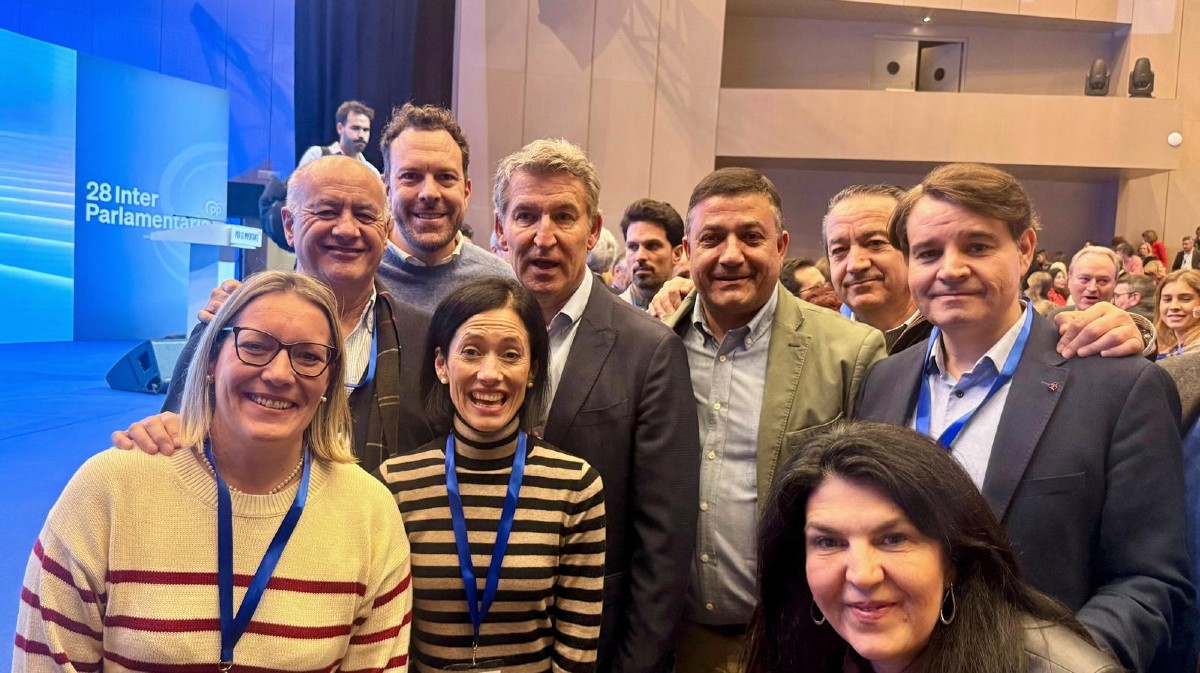 Alberto N&uacute;&ntilde;ez Feij&oacute;o​ con representantes del PP de &Aacute;vila en A Coru&ntilde;a.