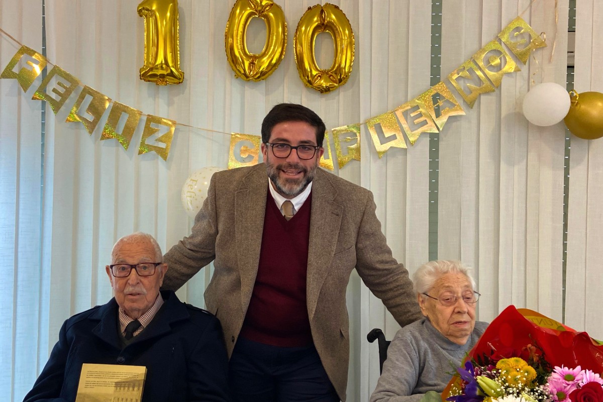 Dos centenarios de &Aacute;vila son felicitados por el alcalde.