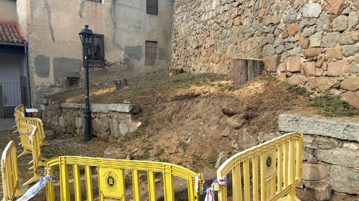 Muro derruido junto al convento de Gracia.