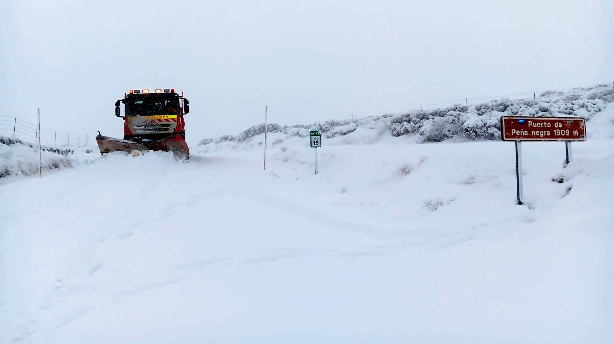 Nieve en el puerto de Pe&ntilde;a Negra, en la carretera AV-932.