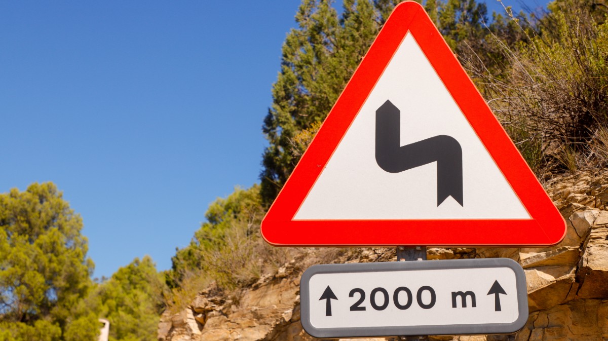 Se&ntilde;alizaci&oacute;n vertical en una carretera.