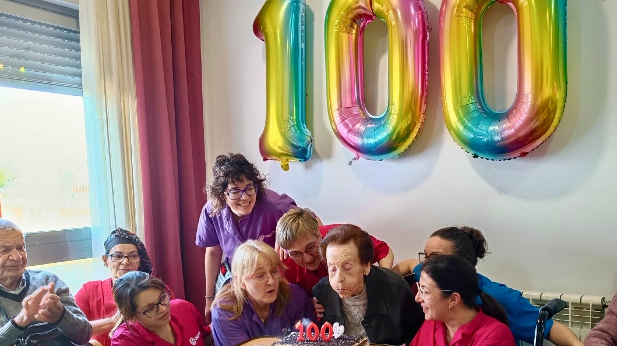 Cumplea&ntilde;os de la centenaria Mar&iacute;a S&aacute;ez en Sinlabajos.