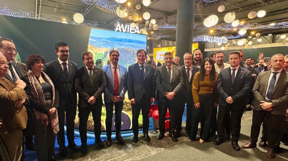 Visita del presidente de la Junta al estand de &Aacute;vila en Fitur.