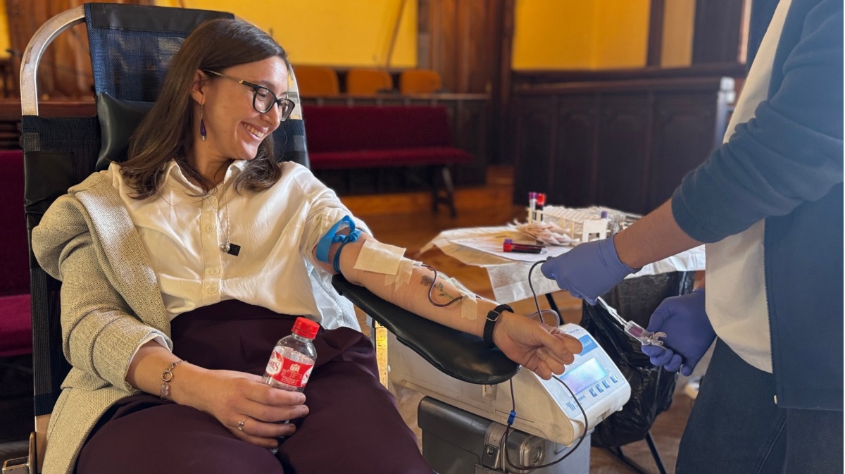 Una chica donando sangre en el Ayuntamiento de &Aacute;vila