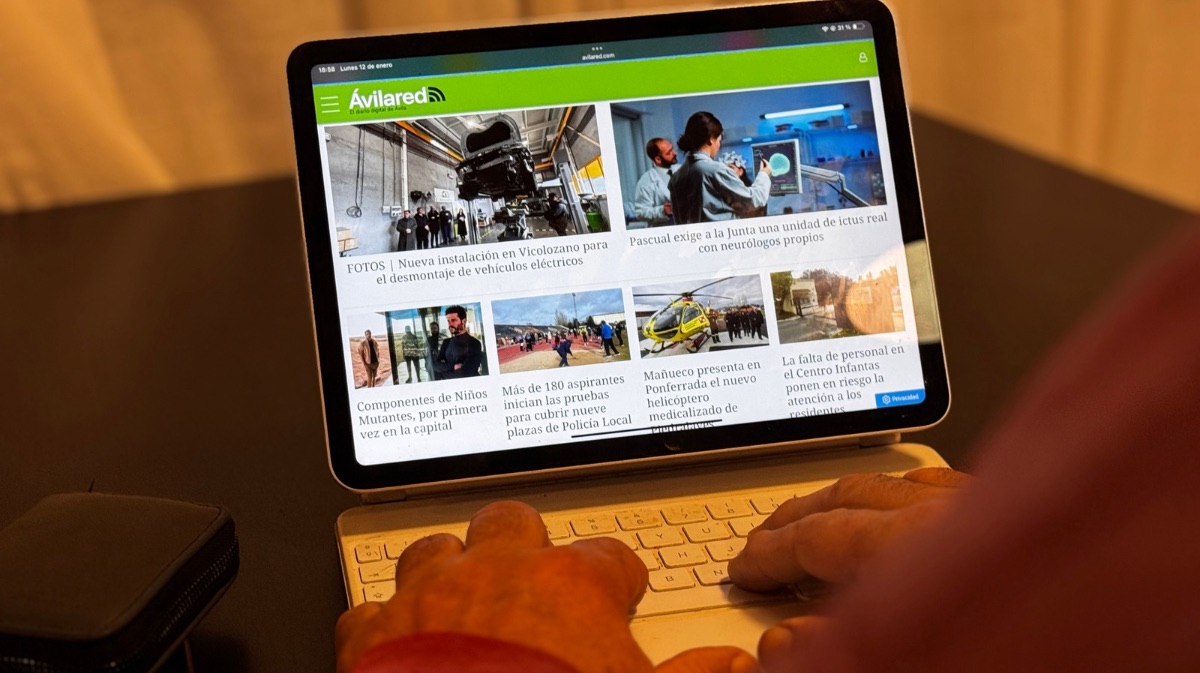 Un hombre leyendo Avilared desde su tableta.