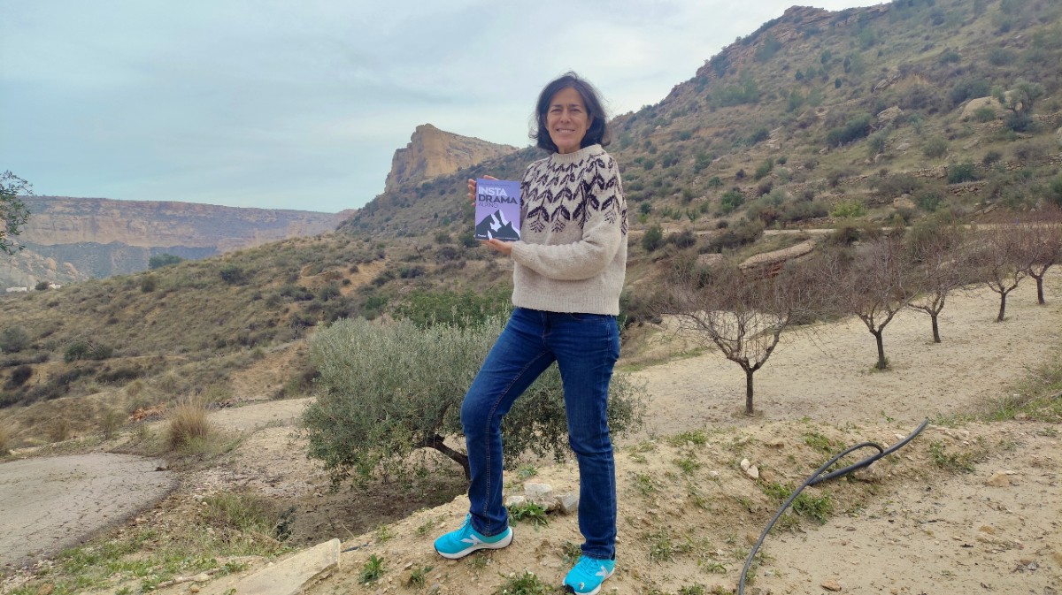 Lara Magdaleno muestra su novela en la monta&ntilde;a alicantina.