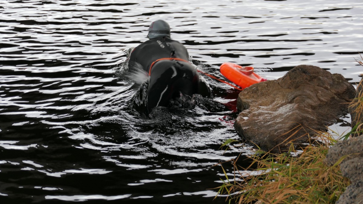 Los nadadores desaf&iacute;an las fr&iacute;as aguas del embalse de Fuentes Claras en la Traves&iacute;a de Navidad.