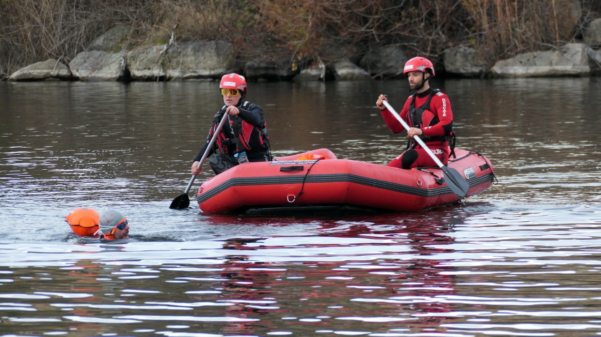 Los nadadores desaf&iacute;an las fr&iacute;as aguas del embalse de Fuentes Claras en la Traves&iacute;a de Navidad.