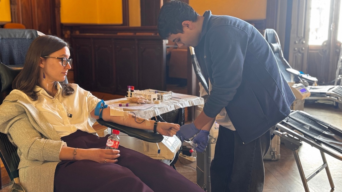 Una chica donando sangre en el Ayuntamiento de &Aacute;vila