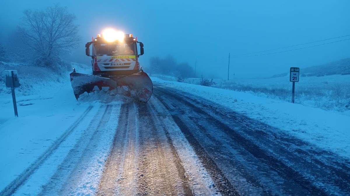 Nieve en la carretera AV-941, en la Plataforma de Gredos.