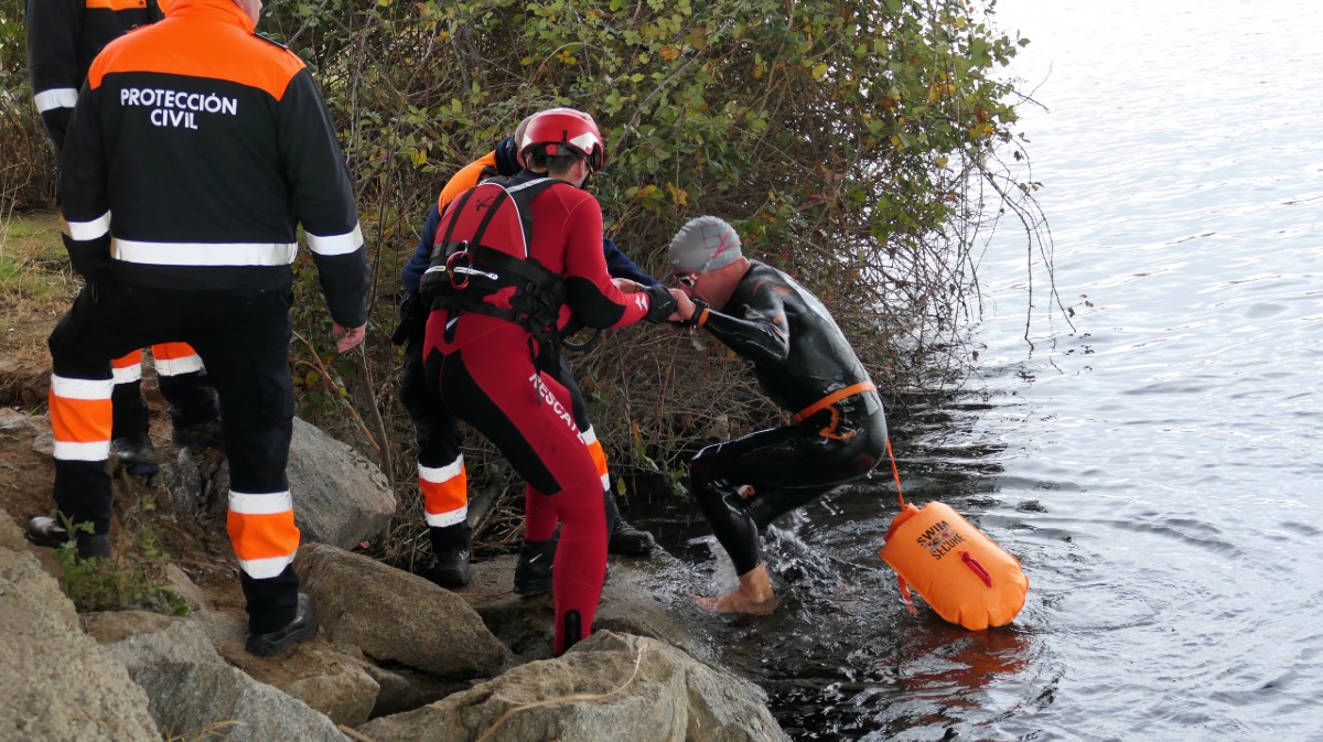 Los nadadores desaf&iacute;an las fr&iacute;as aguas del embalse de Fuentes Claras en la Traves&iacute;a de Navidad.