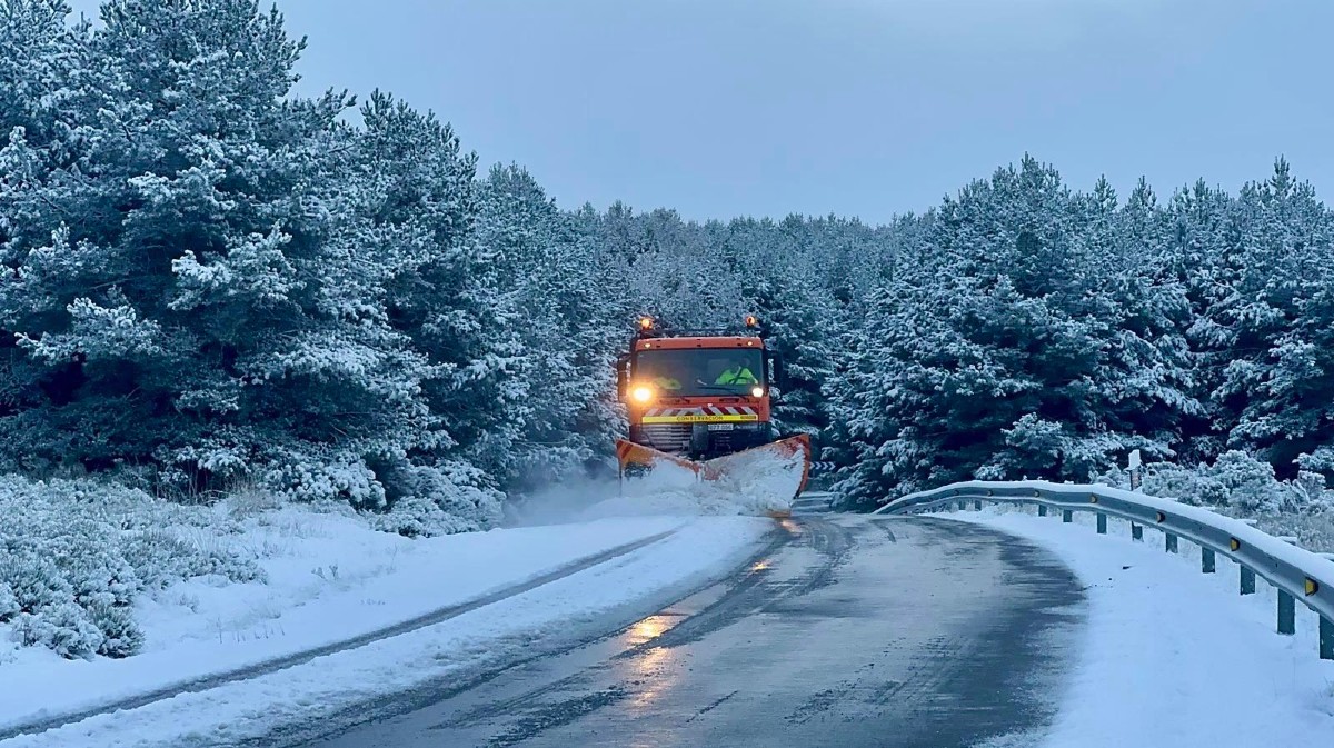 Nieve en la carretera AV-P-510 en Navarredonda de Gredos.