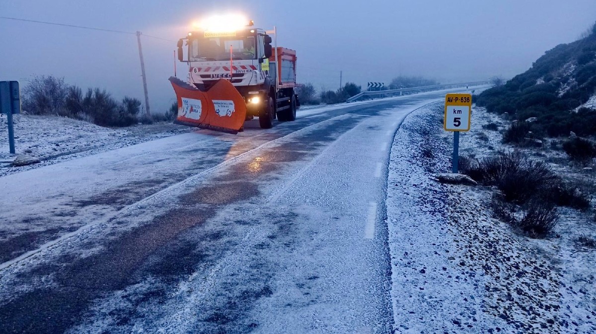 Nieve en la carretera AV-P-638 en la mañana del martes.