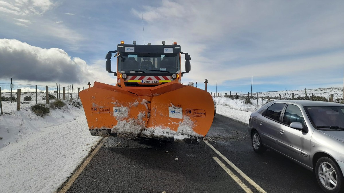Nieve en la carretera AV-100 en la ma&ntilde;ana del s&aacute;bado.