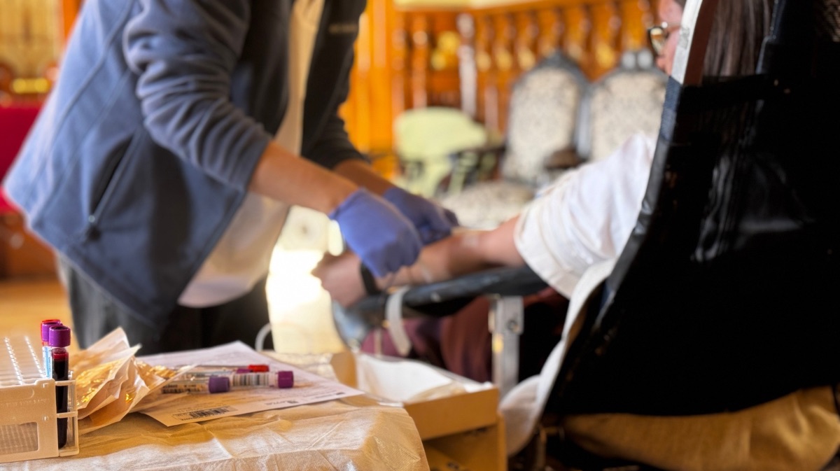 Una persona donando sangre