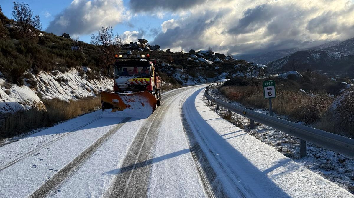 Nieve en la carretera AV-905 en la mañana del martes.
