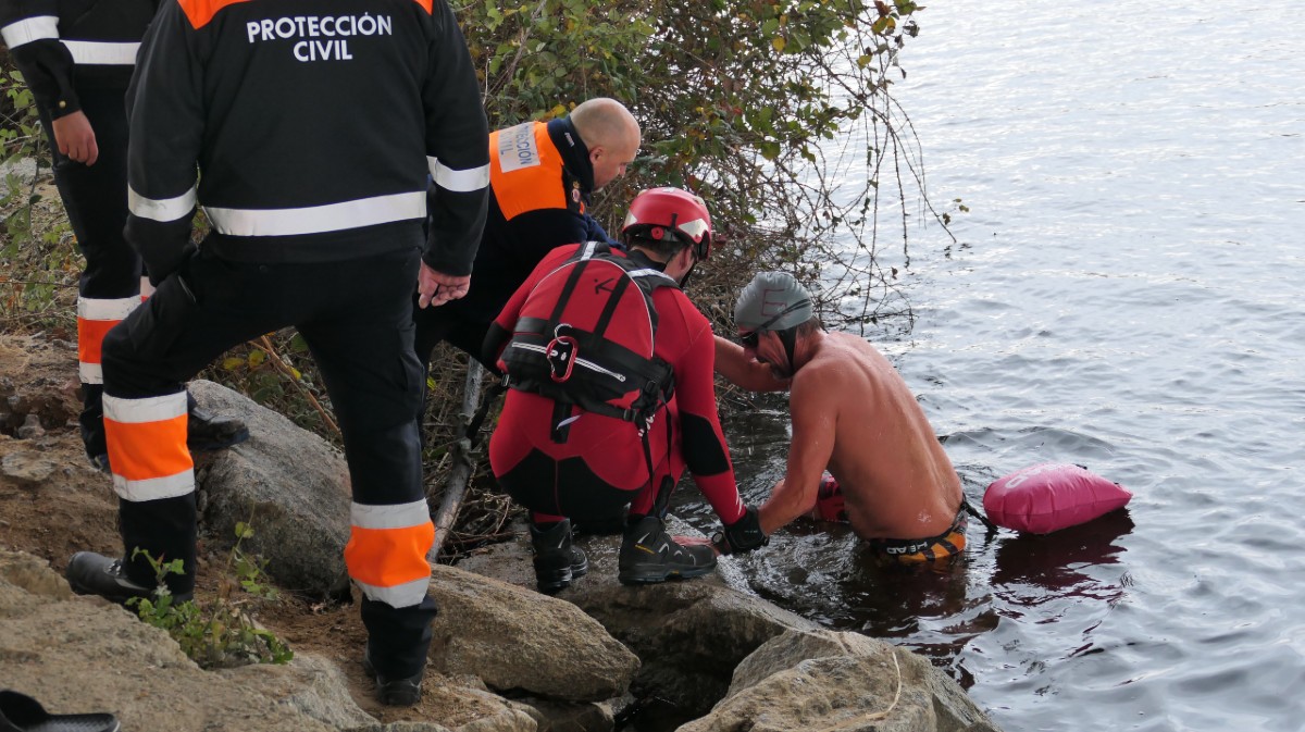 Los nadadores desaf&iacute;an las fr&iacute;as aguas del embalse de Fuentes Claras en la Traves&iacute;a de Navidad.